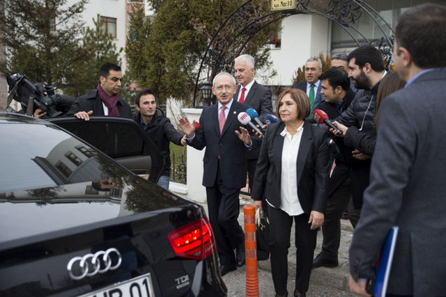 CHP Genel Başkanı Kılıçdaroğlu 36. Olağan Kurultay'a katılmak üzere eşi Selvi Kılıçdaroğlu ile yola çıktı.