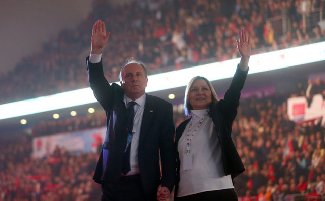 CHP Genel Başkanlığı'na adaylığını açıklayan Muharrem İnce, eşi Ülkü İnce birlikte salona geldi. İnce, salonu selamlayarak yerine geçti.