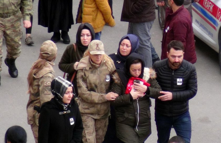 <p>Şehidin cenazesini kız kardeşi Ayşe Ceren Çubukçu, şehit ağabeyinin kamuflajını giyerek asker selamıyla karşıladı. Şehidin annesi Yasemin Çubukçu ise elindeki Türk bayrağına sarıldı.</p>