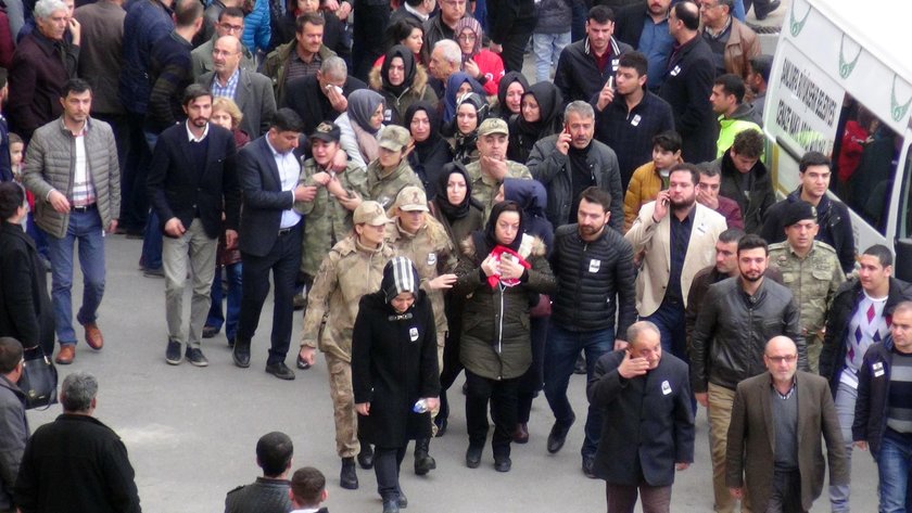 <p>Teğmen Muhammed Cihangir Çubukçu'nun cenazesini, Şanlıurfa GAP Havalimanı'nda Vali Abdullah Erin, 20'nci Zırhlı Tugay Komutanı İsmail Hakkı Köseali, İl Jandarma Komutanı Albay Nuri Öztürk, şehidin İzmir'de oturan annesi Yasemin, babası Mehmet ve kız kardeşi Ayşe Ceren ile protokol üyeleri ve çok sayıda vatandaş karşıladı. </p>