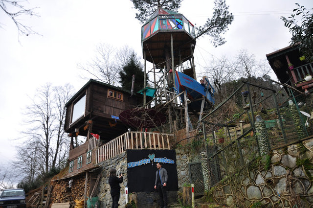 Osman Kaba'nın köyünde hobi olarak yaptığı ağaç evi, yerli ve yabancı turistleri ağırlıyor.
