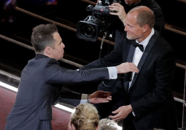 Sam Rockwell Three Billboards Outside Ebbing, Missouri filmiyle En İyi Yardımcı Erkek Oyuncu Oscar'ına layık görüldükten sonra ünlü oyuncu Woodie Harrelson oyuncuyu tebrik ediyor. -  