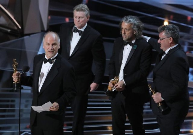 John Nelson, Paul Lambert, Richard R. Hoover ve Gerd Nefzer En İyi Görsel Efekt Oscar'ını kabul ederken... -  