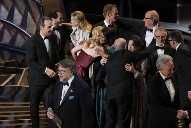 Guillermo del Toro En İyi Film Oscar'ını aldığında verilen ilk tepkiler...  