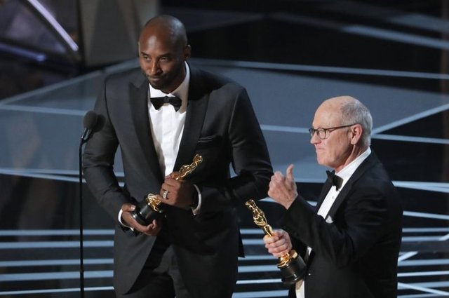 Kobe Bryant ve Glen Keane Oscar Ödülleri'ni almak üzere sahnede. -  