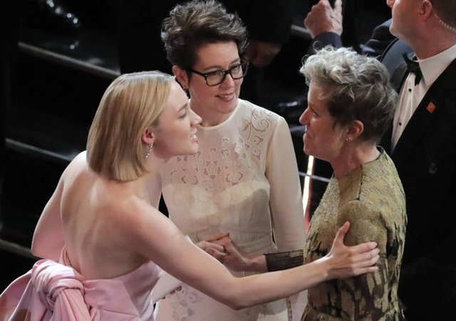 Saoirse Ronan ve annesi Monica En İyi Kadın Oscar'ın alan Frances McDormand ile konuşuyor.  -  