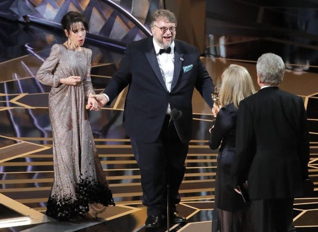 Guillermo del Toro ve Sally Hawkins ödüllerini almak üzere sahneye çıkarken... -  