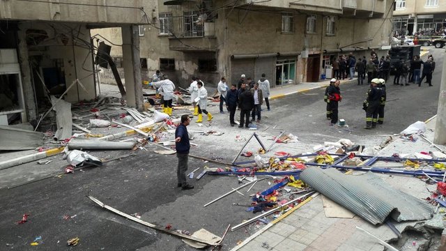 İlk bilgilere göre 1 yaralı olduğu öğrenildi. Olay yerine çok sayıda ambulans sevk edildi. -   -  