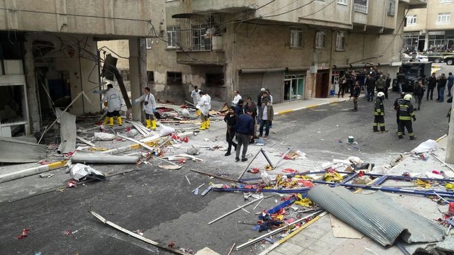 Habertürk Haber Merkezi'nden Mehmet Kayahan'ın haberine göre; Diyarbakır merkez Bağlar ilçesi cezaevi üstköşe mevkisinde bulunan uçan balon imalathanesinde patlama meydana geldi.