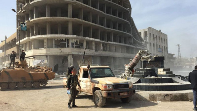 Türk Silahlı Kuvvetleri (TSK) ve Özgür Suriye Ordusu (ÖSO), Afrin ilçe merkezini tümüyle ele geçirmesinin ardından, güvenlik çalışmalarını sürdürüyor. İşte ele geçirilen Afrin ilçe merkezinden ilk kareler...