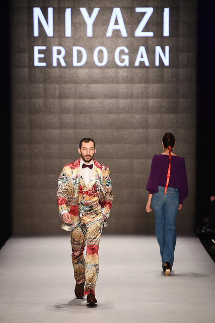 NİYAZİ ERDOĞAN DEFİLESİ