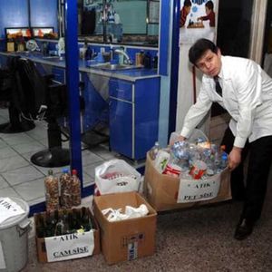 Ufacık bir berber dükkanından dünyayı güzelleştirmeye çalışıyor