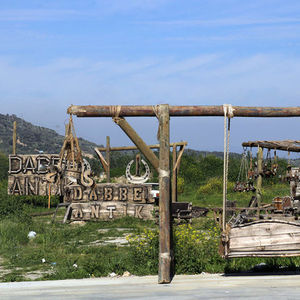 Yaşamını değiştirip yol kenarına kendi "sarayı"nı kurdu