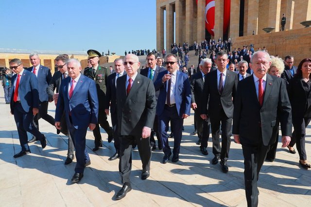 Ziyarette Meclis Başkanı İsmail Kahraman, Başbakan Binali Yıldırım, CHP lideri Kemal Kılıçdaroğlu, MHP Genel Başkanı Devlet Bahçeli ve çok sayıda milletvekili yer aldı.