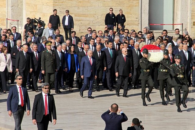 Devlet erkanı Aslanlı yoldan yürüyerek Anıtkabir'e geldi. 