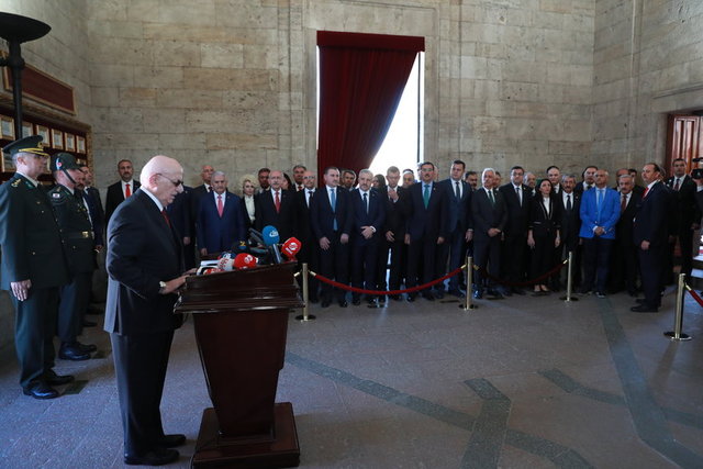 Ata'nın mozolesine çelenk bırakılarak saygı duruşunda bulunuldu. Saygı duruşunun ardından İstiklal Marşı okundu.