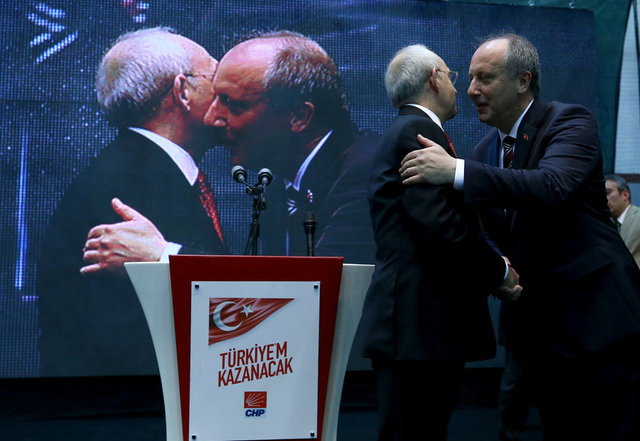 İnce, Kılıçdaroğlu'na CHP rozetini teslim etti, "Tarafsız cumhurbaşkanı olacağım, söz veriyorum" ifadelerini kullandı. Kılıçdaroğlu ise, rozeti aldıktan sonra İnce'ye, "Sana bu Türkiye rozetini takıyorum" dedi.