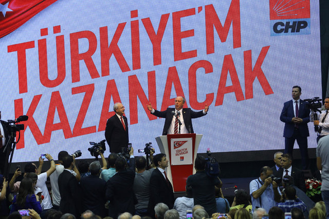 İnce'yi kürsüye çağıran Kılıçdaroğlu, konuşmasını tamamlayarak kürsüyüyü İnce'ye bıraktı.