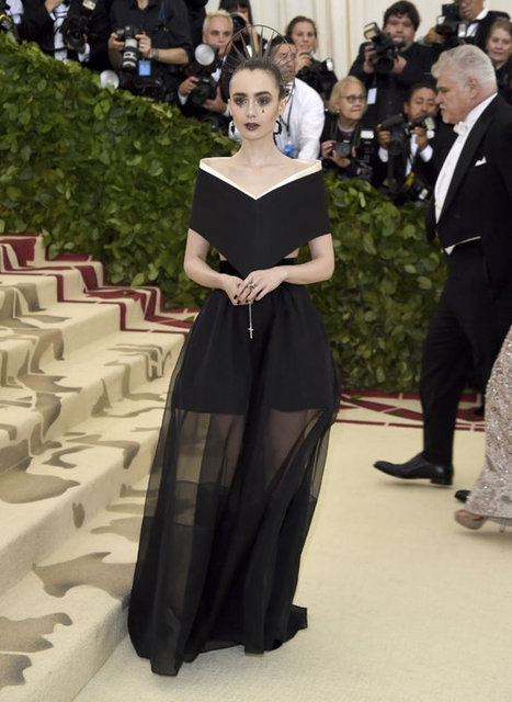 LILY COLLINS