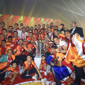 Galatasaray kupayı kaldırdı