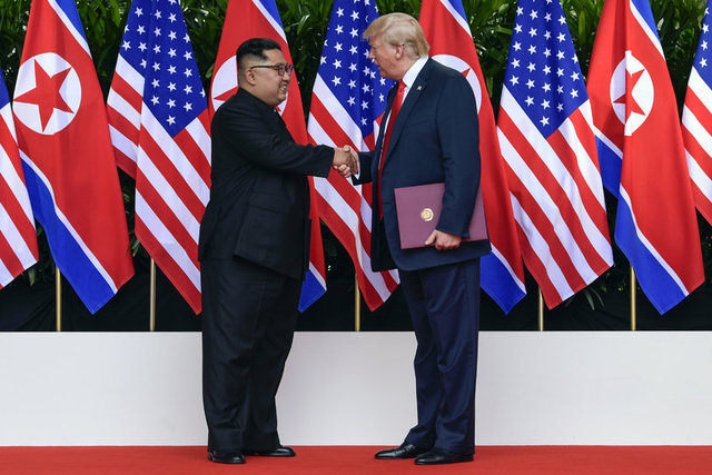 Trump ve Kim'in bir araya geldiği çalışma yemeğinde, avokado salatasıyla servis edilen geleneksel karides kokteyli, ballı, yeşil limonlu sos ve taze ahtapotlu yeşil mango salatası, Kore usulü doldurulmuş salatalık, brokoli ve kırmızı şarap sosuyla servis edilen sığır eti, kızarmış pirinçli tatlı-ekşi soslu et, turp ve Asya sebzeleri ile servis edilen soya ile pişirilmiş morina balığı yer aldı.