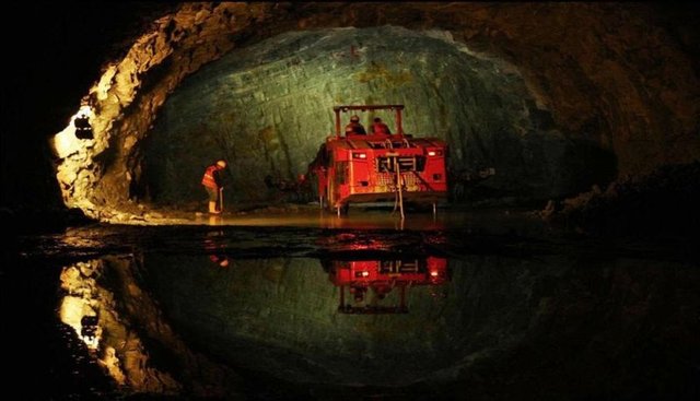 Ovit Dağı Tüneli, Türkiye'de Rize-Erzurum arasındaki kara yolunun İkizdere-İspir mevkinde bulunan Ovit Dağı Geçidi'nin kara yolu tüneli ile geçilmesini hedefleyen bir ulaşım projesidir. 