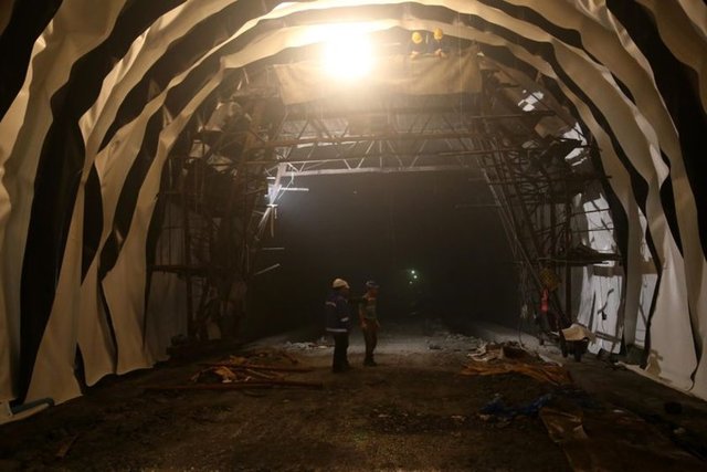 Bir diğer olayda ise çoğunluğu Atatürk Üniversitesi İspir Meslek Yüksekokulu öğrencisi 18 kişinin bulunduğu midibüs bölgede mahsur kalmıştı. Mahsur kalanlara 40 saat sonra dağcıların yardımıyla ulaşılmıştı.