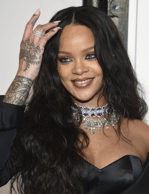 2. Oval yüz - Rihanna - Alın çeneden biraz daha geniştir ve yüzün uzunluğu, genişliğin bir buçuk katı kadardır. Dr. De Silva, "Birçok kadının arzuladığı güzel ve zarif bir yüz şeklidir. Rihanna oval bir yüzü olan çarpıcı kadına harika bir örnek." -  