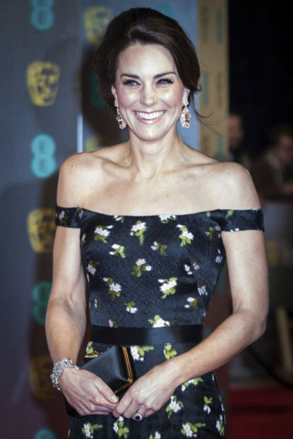 6. Yuvarlak yüz - Cambridge Düşesi Kate Middleton - Yüzün genişliği ile uzunluğu eşittir. Yuvarlak yanaklar hakimdir ve yuvarlak yüzlü insanlar tombul yanaklı olma eğilimindedir.