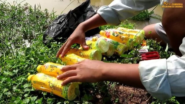 Sadece plastik şişe, ip ve kanca kullanan çocuklar, tuzağın nasıl hazırlandığını kare kare izleyicilere aktardı.