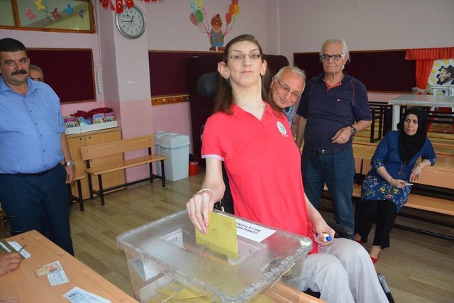 Dünyanın en uzun kızı Rümeysa Gelgi, oyunu Karabük'ün Safranbolu içlesinde kullandı.