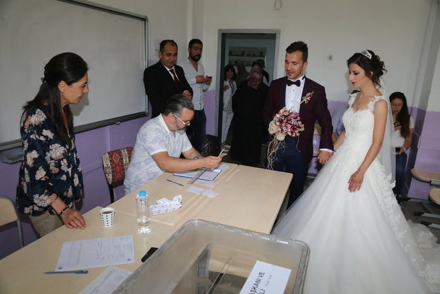 Eskişehir'de bir gelin, düğün törenleri öncesinde Cumhurbaşkanlığı ve 27. Dönem Milletvekilliği seçimi için oy vermek üzere gelinlik ve damatlıkla sandık başına gitti. 