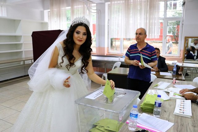 Tekirdağ'da da bir gelin, düğün törenleri öncesinde Cumhurbaşkanlığı ve 27. Dönem Milletvekilliği seçimi için gelinliğiyle sandık başına gitti. 