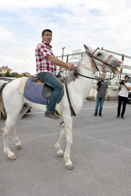 Kayseri'de Mustafa Yurtlu adındaki vatandaş oy kullanmaya atla birlikte geldi.