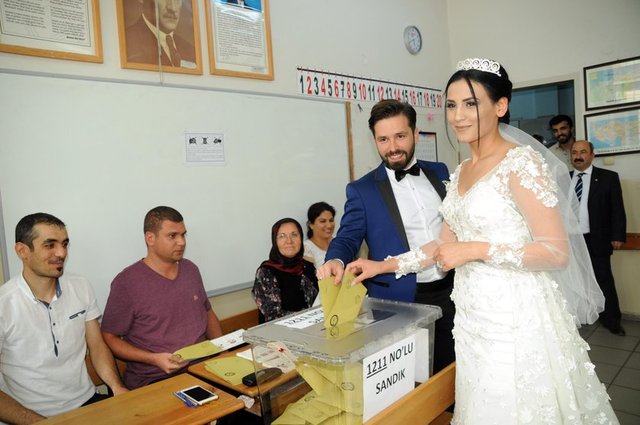 Yalova'da düğün günleri seçim gününe denk gelen Meryem ve Mahmut Honaz çifti, düğün salonundan önce sandık başına gitti. Çifte vatandaşlar da alkışlarla destek oldu.