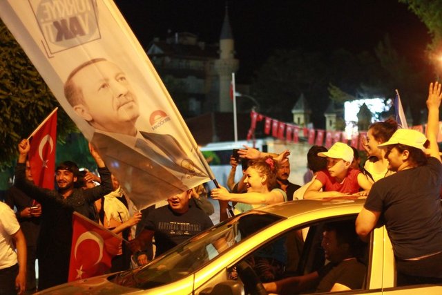 Uzun araç kuyrukları oluşunca trafik ekipleri güvenlik önlemleri aldı.