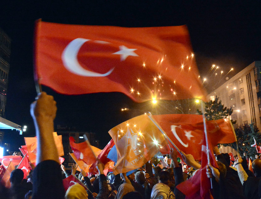 <p>Cumhurbaşkanlığı seçimini Recep Tayyip Erdoğan’ın kazanmasıyla birlikte AK Partililer sokaklara akın etti.</p>