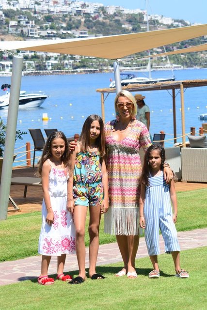 AYŞE, ZEYNEP, ÖZNUR, ELİF YAKIN
