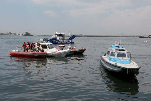Bir vatandaş Kadıköy sahilinde arkadaşlarıyla otururken, dengesini kaybetmesi üzerine denize düştü.