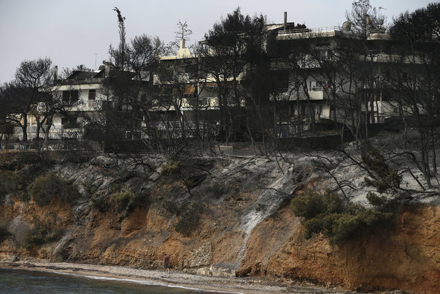Yunan medyası ise yangında kundaklama şüphesi olduğunu belirtiyor.