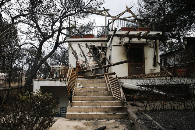Komşu'da yaşanan felakette en az 81 kişinin hayatının kaybettiği açıklanırken, ölü sayısının artmasından endişe ediliyor. 187 kişinin yaralandığı yangında yaralananlardan 11'inin durumunun kritik olduğu belirtildi. 150 kişinin ise kayıp olduğu iddia ediliyor.