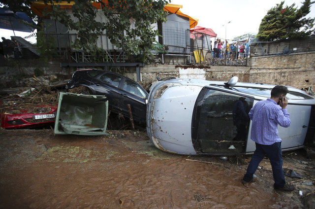 Yetkililer, sürücülerin bölgeden uzak durmasını ve Atina'nın kuzeyine giden ana otoyoldan bir yan yolun kapatılmasını istedi.