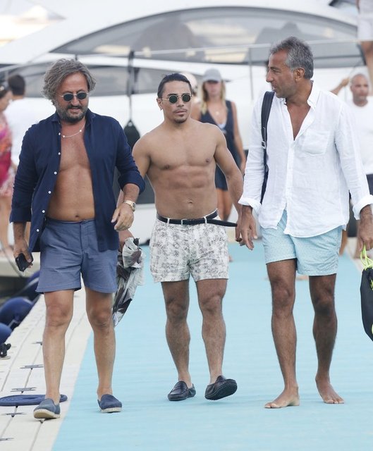 Hayranlarının isteklerini geri çevirmeyen Nusret, bol bol selfie yaptı.