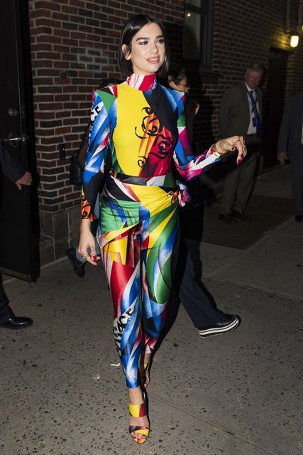 Genç şarkıcının giydiği rengarenk kıyafet ise kısa sürede çok konuşulanlar arasına girdi.