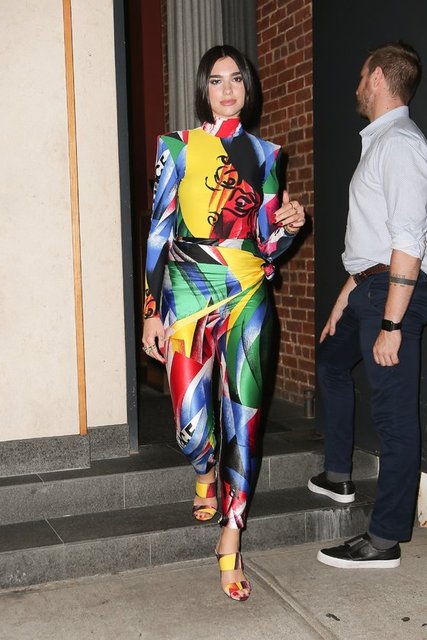 Zira Dua Lipa, dünyaca ünlü manken Gigi Hadid'in daha önce giydiği kıyafetin neredeyse aynısını giymişti. 