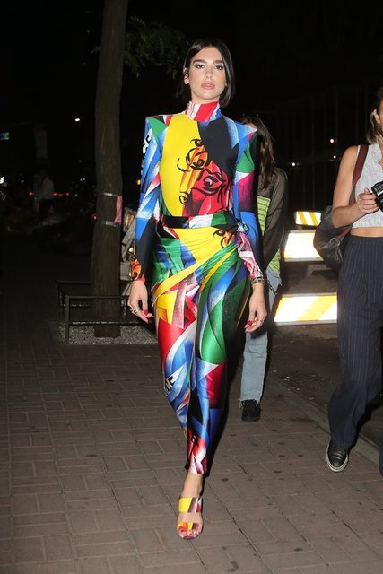 Dua Lipa, kıyafetini yine rengarenk ayakkabıyla kombinledi.