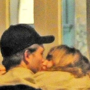 Robert Pattinson-Suki Waterhouse çifti sarmaş dolaş!