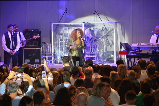 GLORIA GAYNOR