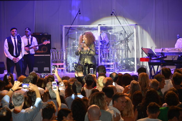 GLORIA GAYNOR