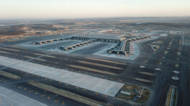 İstanbul yeni havalimanına ilk iniş yapacak uçak ise, saat 14.15'de Ankara-İstanbul seferini yapan uçak olacak. THY, ilk aşamada İstanbul yeni havalimanı iç hatlarda Ankara, İzmir, Antalya; dış hatlarda ise Kıbrıs Ercan ve Bakü'ye karşılıklı olmak üzere birer sefer gerçekleştirecek. Seferler zamanla kademeli olarak attırılacak.